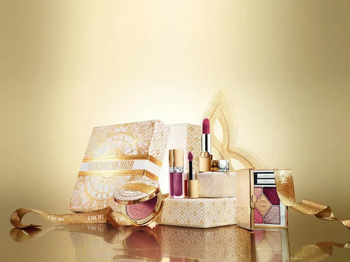 Dior Beauty为圣诞推出的限量版礼盒散发浓浓的法式浪漫与华丽，值得入手收藏。