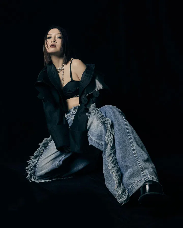 ROKH羊毛及丝质外套，Louis Shengtao Chen尼龙质胸衣、牛仔裤(皆售于SocietyA)，人物专属配件及皮靴