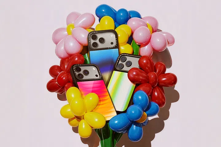 CASETiFY Glaze Case iPhone 17 手机壳，渐层亮色与高光泽设计，搭配彩色气球花背景，展现时尚与活力。iPhone 17 手机壳推荐，防摔，高颜值，好看手机壳。