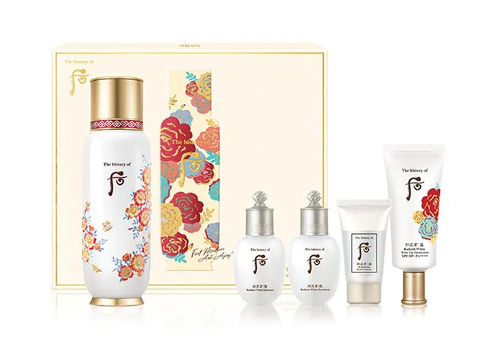 除了经典的Bichup First Moisture Anti-Aging Essence (130ml)精华外，套装组合还包括Gongjinhyang:Seol Radiant White Tone-up Sunscreen防晒霜(25ml)、 Balancer 爽肤水(20ml)、Whitening Lotion (20ml)乳液和Brightening Cleansing Foam洁面霜 (13ml)。Bichup First Moisture Anti-Aging Essence作为洁面后的首个步骤，质感轻易容易被肌肤吸收，能够达到即时舒缓和排毒的功能，延缓初老迹象。配合组合中的其它迷你装护肤品使用，能够恢复肌肤的透亮。