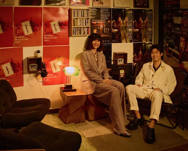 Kathy Chu（左边）Brunello Cucinelli 衬衫 $2,590，套头衫$2,530，外套$16,110，长裤 $13,580，Manolo Blahnik高跟鞋 $2,090 . Kevin Chu (右边）Brunello Cucinelli衬衫 $1,180，外套 $6,700，长裤 $9,770 (鞋子：设计师专属) 图：《女友》拍摄