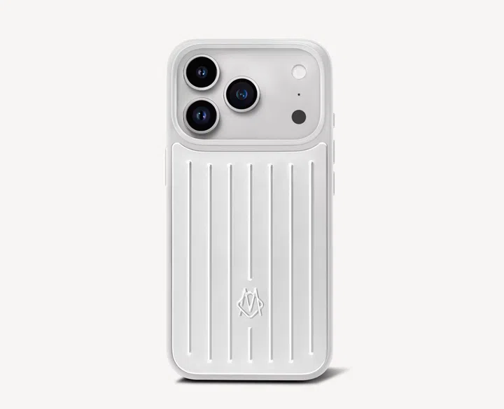 RIMOWA Silver Case iPhone 17 手机壳，银色铝合金外壳搭配标志性沟纹设计，展现品牌经典旅行美学与简约质感。iPhone 17 手机壳推荐，防摔，高颜值，好看手机壳。