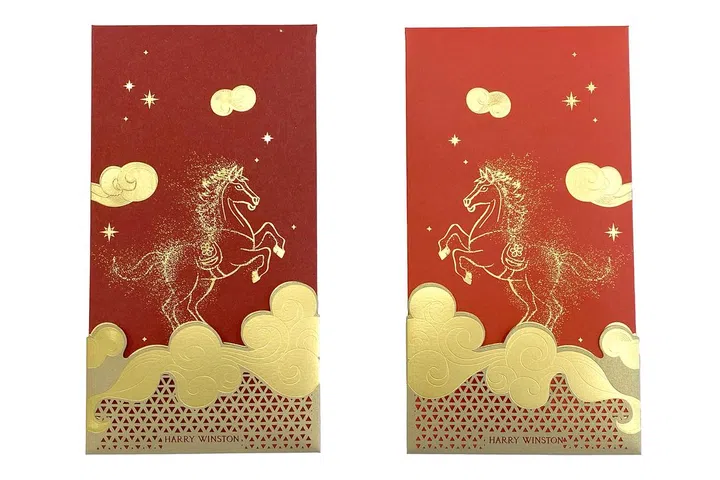 Harry Winston 2026马年红包封正反面设计展示，红包封整体采用深红色背景，并以精致金色烫印图案作为视觉重点。中央描绘一匹腾跃的骏马，马身由细腻金色颗粒线条勾勒而成，营造出闪耀与动态感，象征力量、活力与迈向新年的无限可能。骏马周围点缀金色祥云与星辰元素，增添祥瑞与祝福寓意，同时营造出仿佛腾云驾雾的梦幻氛围。红包封下方以立体金色祥云层叠呈现，结合镂空几何纹理设计，增强层次感与视觉丰富度，并印有“Harry Winston”品牌名称。整体设计融合传统吉祥象征与精致工艺，在典雅中展现节庆氛围与品牌标志性的华丽风格。2026马年红包封盘点：今年的新年红包设计，你最喜欢哪一个？