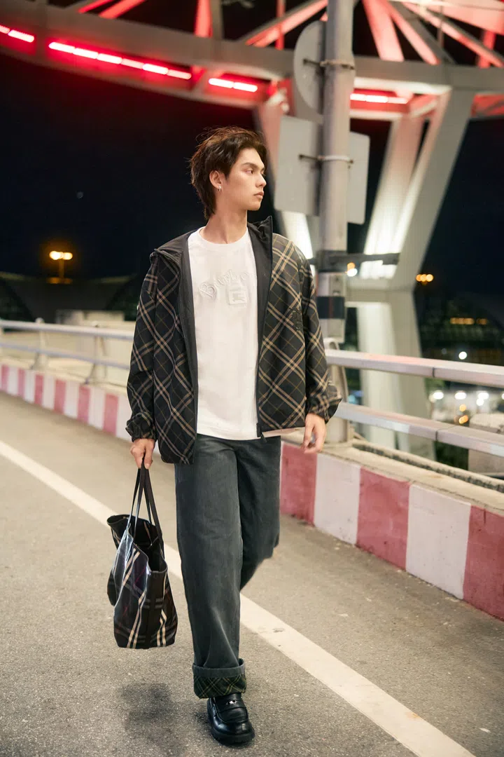 泰星Bright携带Burberry Medium Highlands Tote提袋 时装周机场造型