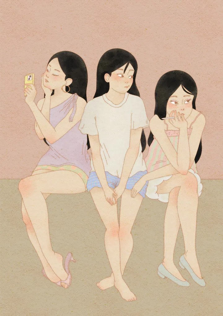 一幅色调柔和的插画作品，背景为带有颗粒质感的浅粉色墙面与浅绿色地面。画面中央并排坐着三位年轻女性，黑色长发、肤色白皙，整体风格细腻温柔，带有淡淡的复古与梦幻氛围。
左侧女生穿着淡紫色细肩带连身裙，搭配粉色高跟鞋与大圆耳环，微微侧身，手拿手机自拍，神情自信又带点俏皮；中间的女生穿着宽松白色T恤与蓝色短裤，赤脚坐着，双手轻放在膝上，表情略显内敛与若有所思；右侧女生则穿着粉色条纹吊带裙，脚踩浅色高跟鞋，身体微微前倾，一手托着脸颊，另一手拿着细长物（似烟或糖），神情带点慵懒与疏离。
三人姿态各异，彼此之间没有直接互动，却形成一种微妙的关系张力，像是同一个人不同情绪或性格的投射。整体画面安静细腻，带有内省与情绪层次。Jaeyyelle 插画 me three