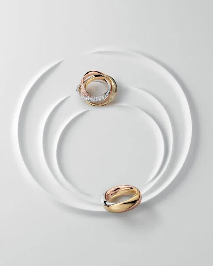 CARTIER Trinity镶钻白金、玫瑰金及黄金中型戒指 $37,600 (图为同一款戒指的两种面貌）