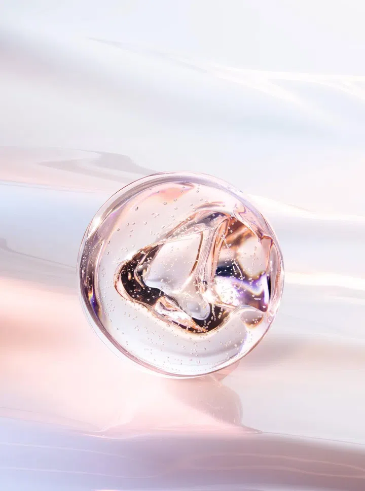 Dior Prestige花秘瑰萃光皙系列配方升级，注入重磅核心成分——玫瑰胜肽复合物。