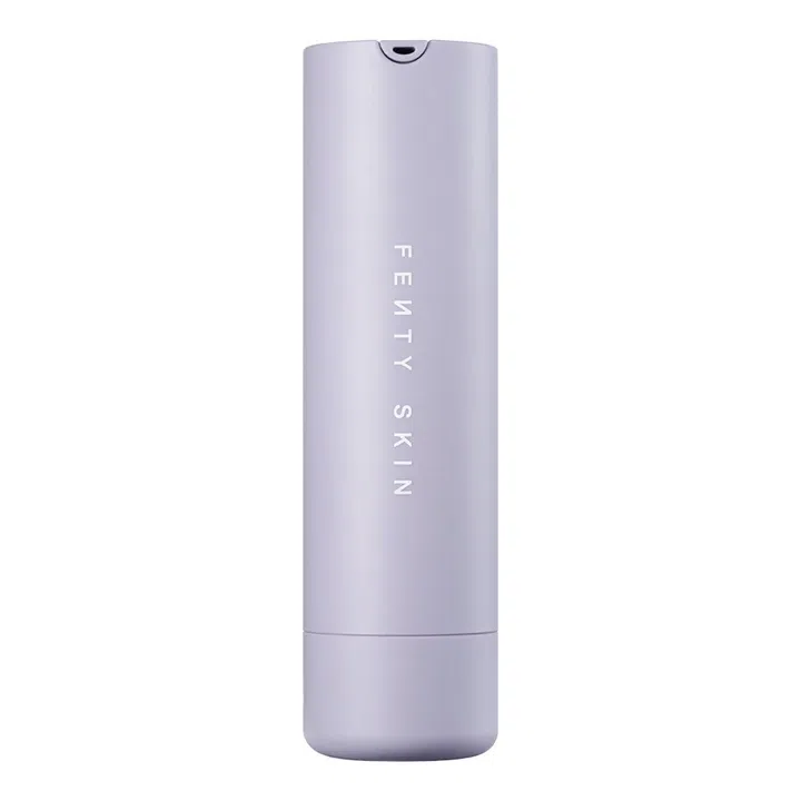 继美妆品牌Fenty Beauty后，Rihanna再度推出纯净护肤品牌Fenty Skin。首发系列包括Total Cleans’r Remove-It-All Cleanser洁面霜 、Fat Water Pore-Refining Toner Serum化妆水精华和Hydra Vizor Invisible Moisturizer Broad Spectrum SPF 30 Sunscreen滋润霜。所有产品皆经过Rihanna的严格测试和把关，滋润霜少了麸质和油性配方 ，饱含维他命C的西印度樱桃、玻尿酸和烟酰胺等美肤成分，重点是包含防晒效果，全方位保护你的肌肤。