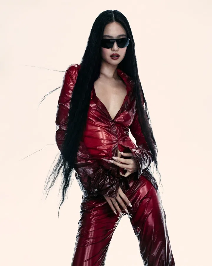 Jennie私下也格外偏爱的复古风格墨镜，Daddy-O（RB2016），这款不属于AI系列