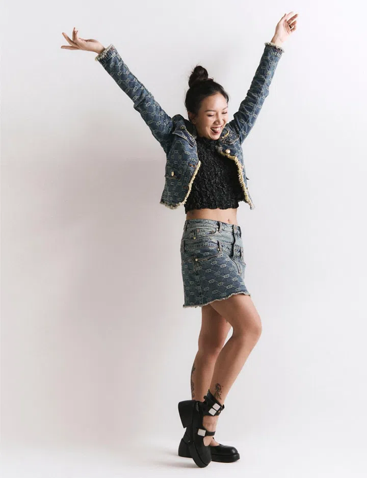 Evisu 上衣 $325、外套 $665、短裙 $479，Charles & Keith 短靴 $109