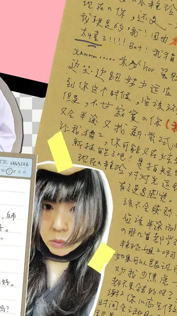 拼贴风人物专题主视觉设计图，画面以粉色、白色与黑色几何背景构成，结合多张手写信件与人物照片。画面中出现四位女性人物肖像，其中一位身穿黑色西装外套双手交叉站立，一位穿着浅紫色衬衫直视镜头，一位穿着米白色西装露出微笑，另一位则以长发自拍照形式呈现。背景与前景穿插多张写给50岁自己的手写信件，包括白底、笔记本风格与牛皮纸拼贴风设计，并可见手绘插图、便利贴元素及文字内容。整体视觉呈现《女友》“DEAR ME”主题，传达写信给未来自己、自我对话与记录成长心情的概念。
