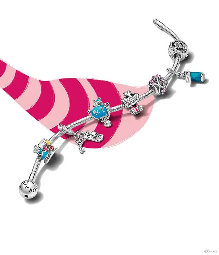 以爱丽丝梦游仙境为灵感的手镯和吊饰，包括了故事中的许多主要人物，把它们一一串起，开始冒险之旅吧！