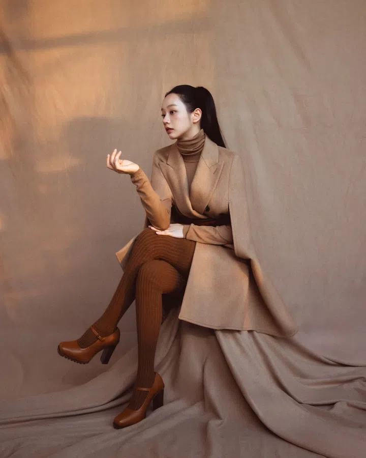 Hyeri演绎驼色的多重魅力