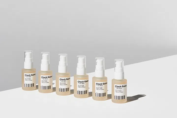 来自日本代官山的护肤界潮牌AGILE COSMETICS PROJECT ，以不断创新和升级的概念，严选多样天然有效的成分，并根据用户的反馈快速进行改善和研发，速度之快就像手机更新一样！当中的明星产品莫过于被称为“时钟基因精华”的Clock G.e.n.e ver.1.10 。它不论早晚都能使用。白天使用可让肌肤充满润泽弹力，晚间则能集中于修复，提升肌肤的柔嫩度、紧致度和保湿度。