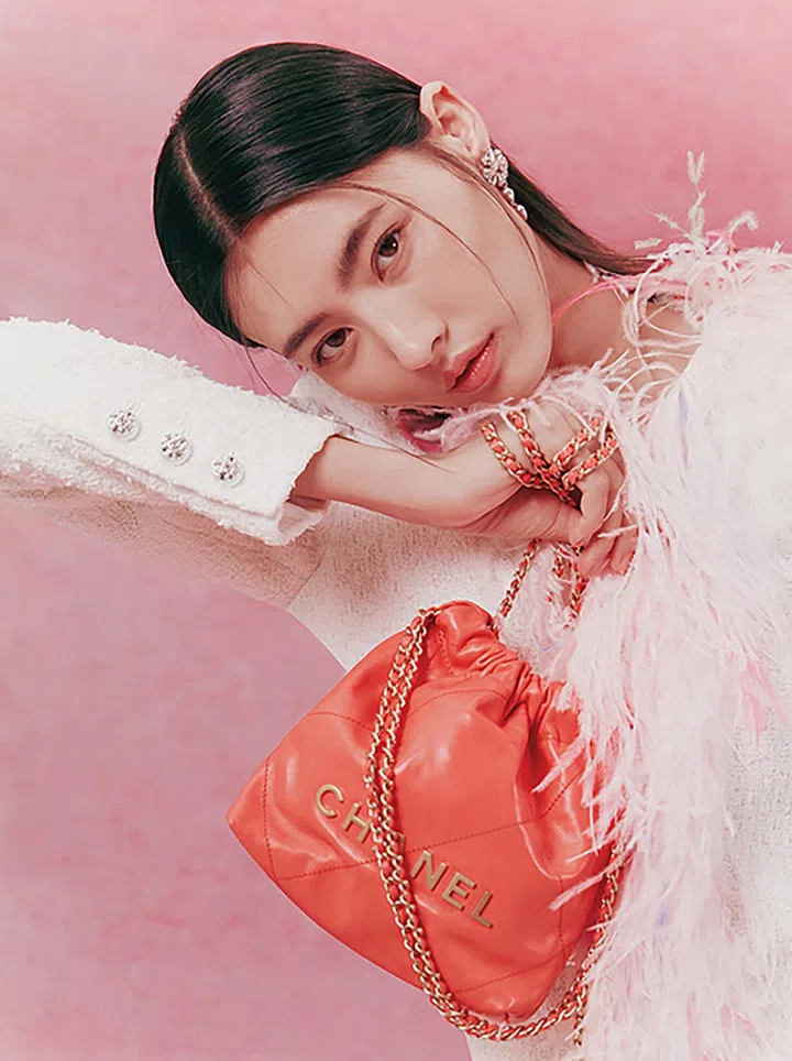 Chanel 22迷你型皮革链袋 $7,430、羽饰花呢外套、镶水钻金属耳坠