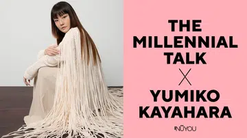 Yumiko Kayahara 坐在木质地板上，身穿米白色长流苏针织外套与浅色长裙，神情柔和而坚定。右侧粉色背景写着 “THE MILLENNIAL TALK × YUMIKO KAYAHARA” 与《女友》杂志标志。