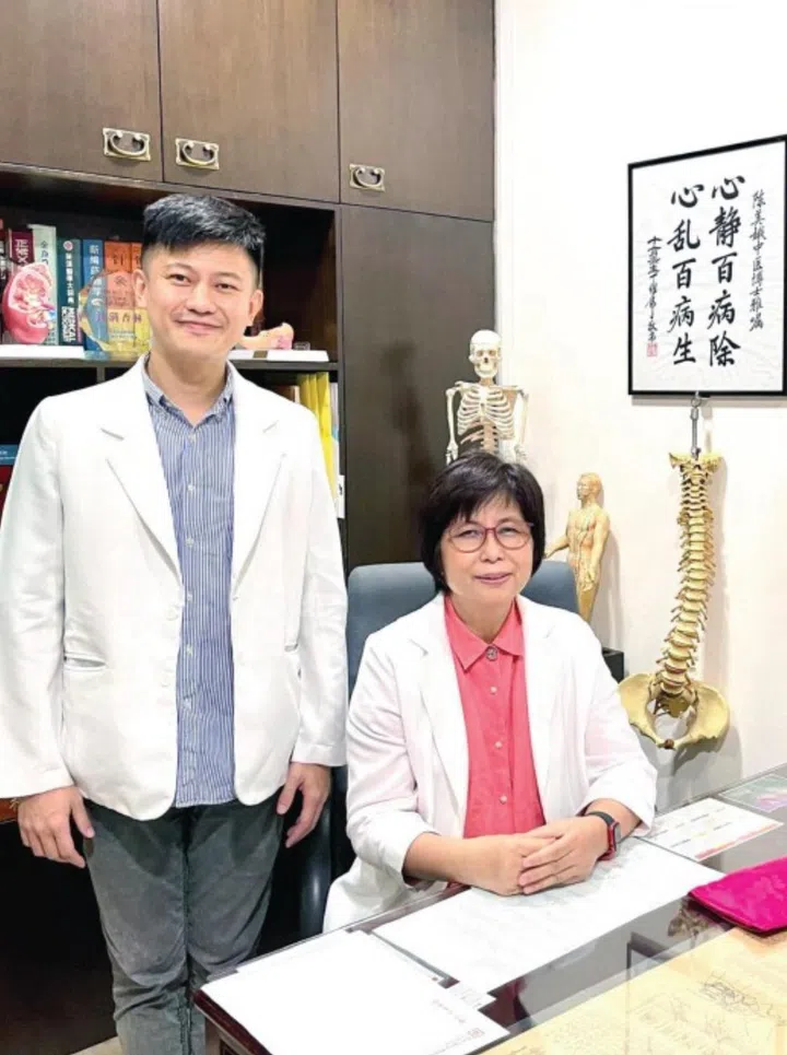 Pornsak在入行后，仍寒窗苦读，成功考取中医学位；他很感谢美娥医生一路给予的鼓励与指导。（图：Pornsak提供）