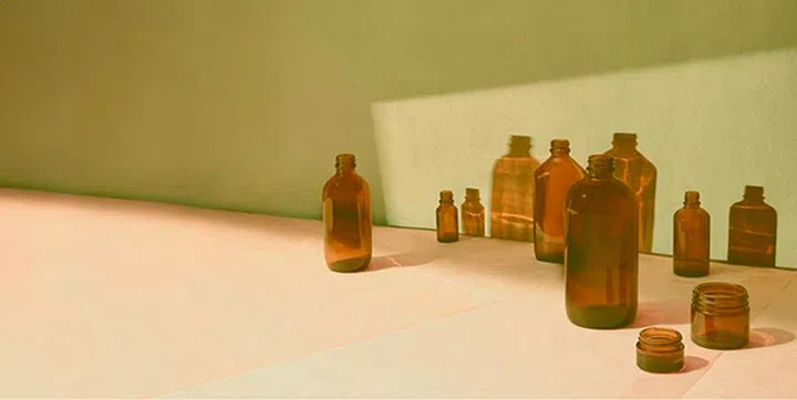 你我熟悉的澳洲极简主义美容品牌Aesop，近来与Sembcorp合作推出全新Rinse and Return Programme。在这个计划下，Aesop鼓励顾客们将清洗干净的铝管、玻璃、塑料进行再回收。重点是这不仅限于Aesop的商品，任何品牌的可再循环包装皆可送到Aesop店面进行再循环。接受回收的塑料包装包括：PET （回收编号 1）、HDPE （回收编号 2）和 PP （回收编号 5）。在这项计划下，每收到一个Aesop瓶子，品牌就会捐赠$1*给本地环保组织Zero Waste SG，用实际行动响应环保。*捐赠款项上限$10,000