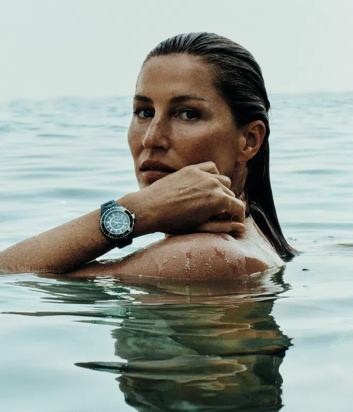 Gisele Bündchen佩戴J12 Calibre 12.1腕表