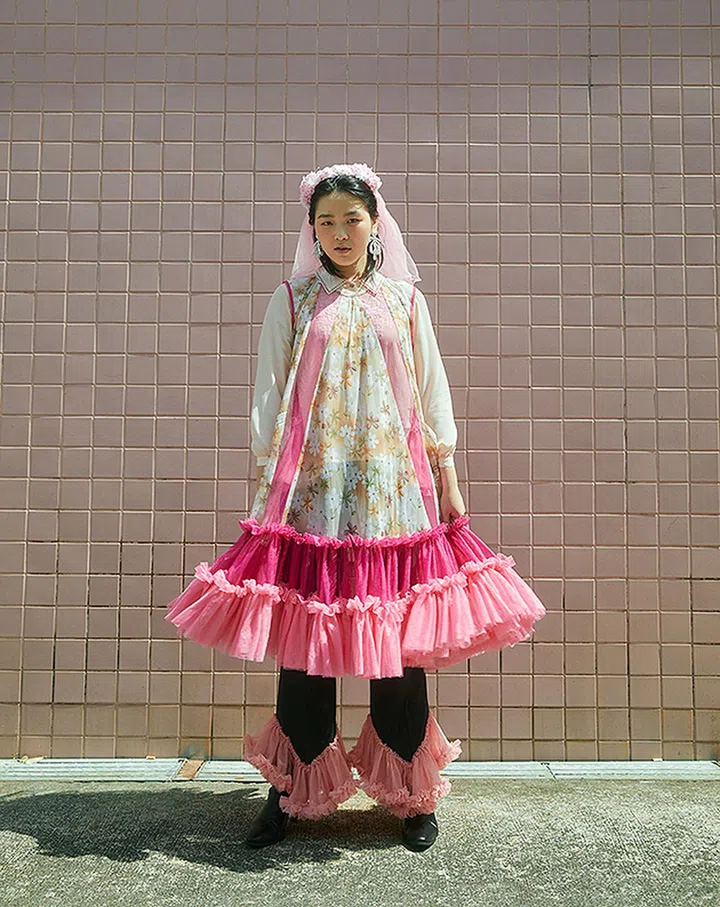 设计师Xia Ming 穿其毕业系列服饰