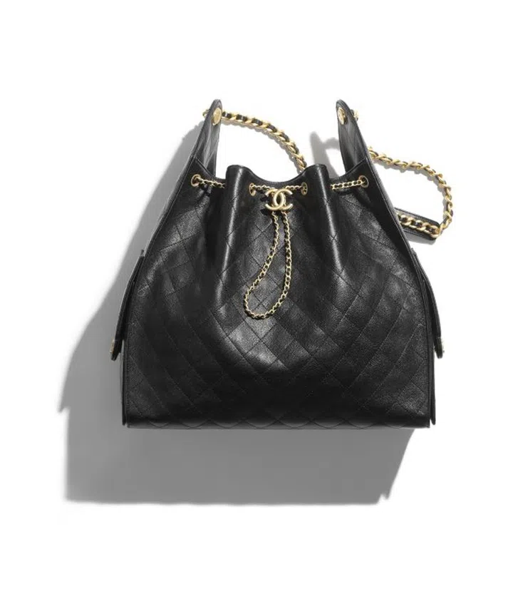 CHANEL 25大型皮革肩袋 $10,210 (图 Chanel)