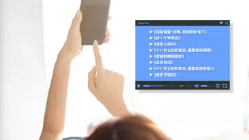 一名女生手持手机观看微短剧，画面右侧显示多部爆款中国微短剧的片单，包括《顶级偏爱！妈咪，我找到爹地了》《好一个乖乖女》《请君入我怀》《十八岁太奶奶驾到，重整家族荣耀》等。