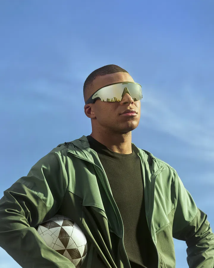 Kylian Mbappé佩戴Oakley Meta Vanguard，AI运动眼镜系列之一