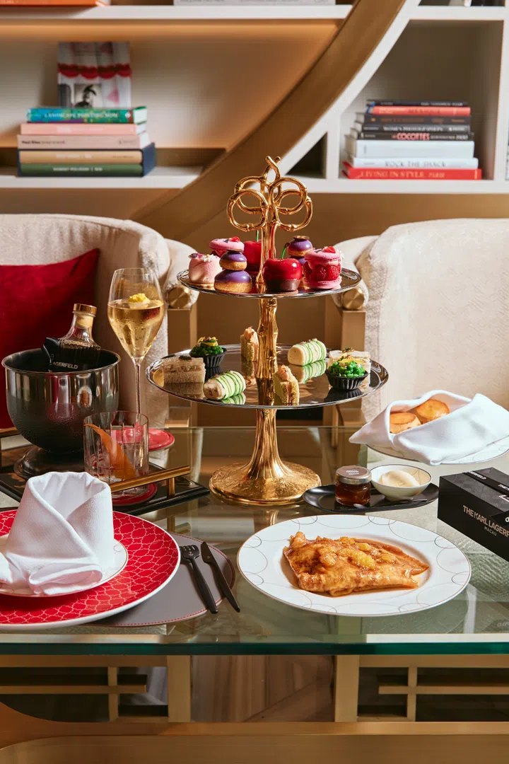 The Book Lounge 的下午茶摆盘精致，搭配香槟与甜点，在高雅空间中享受午后时光，是澳门3天2夜旅游攻略中值得体验的美食亮点。澳门3天2夜旅游攻略。