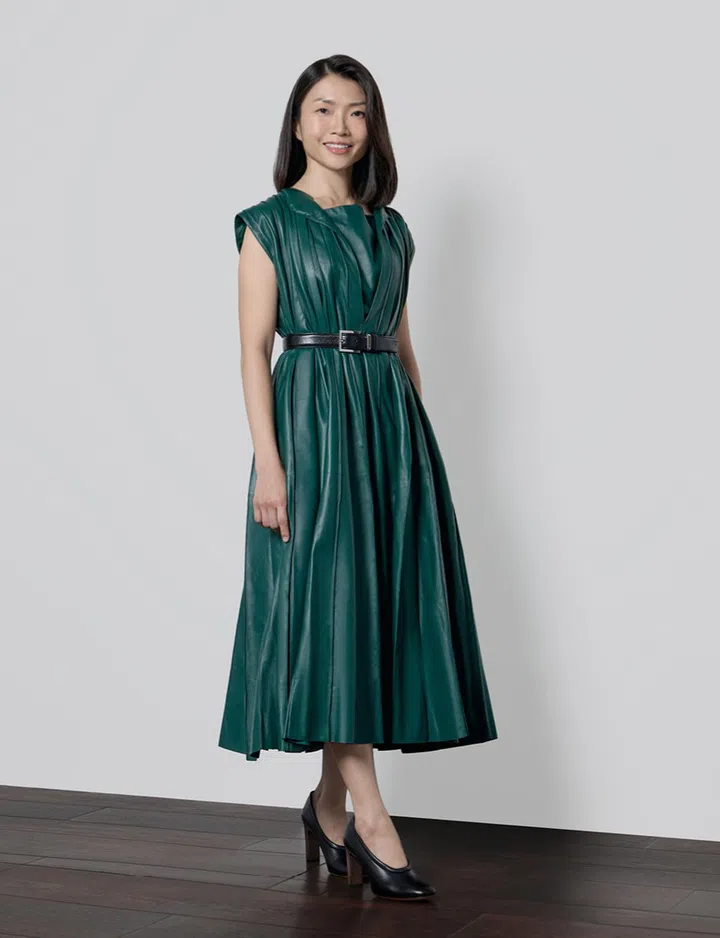 Tod's 连身裙$13,050，高跟鞋$1,550, 造型师专属腰带（图：《女友》拍摄）