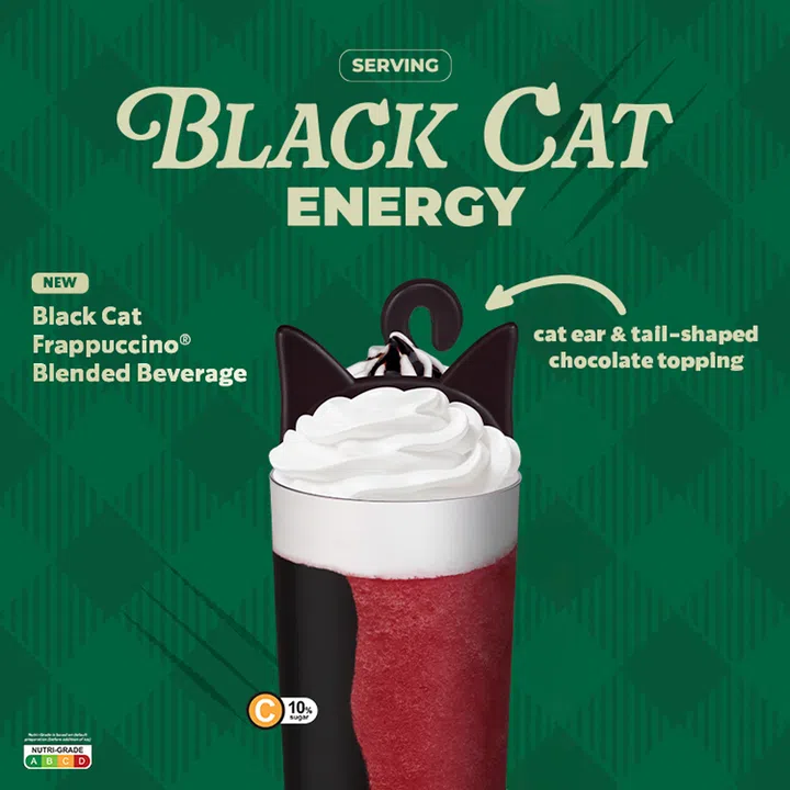 Starbucks Singapore 2026万圣节限定 Black Cat Frappuccino 黑猫星冰乐宣传图。饮品以红紫色莓果冰沙搭配深色摩卡风味，上层覆盖厚厚的白色鲜奶油，并以黑巧克力制成的猫耳朵及卷曲猫尾巴装饰。整体采用星巴克经典深绿色背景，搭配“Black Cat Energy”字样，突显黑猫主题饮品的俏皮造型。