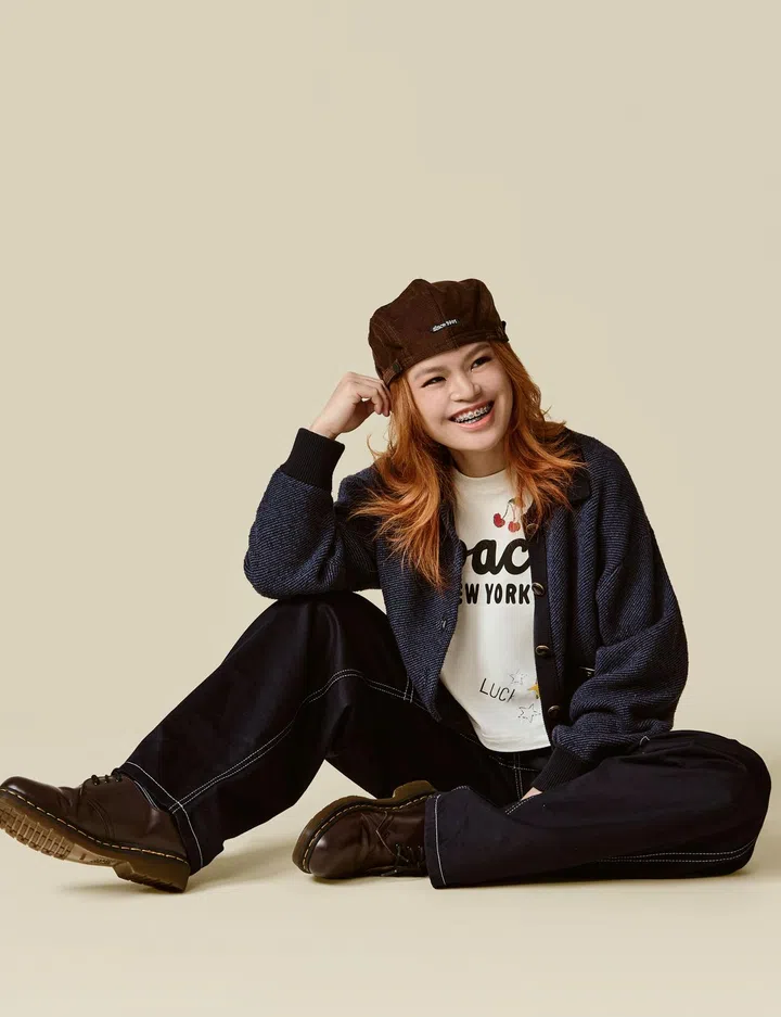 Coach 外套$350，T恤$125，牛仔裤$350；人物专属帽子与皮鞋（图：《女友》拍摄）