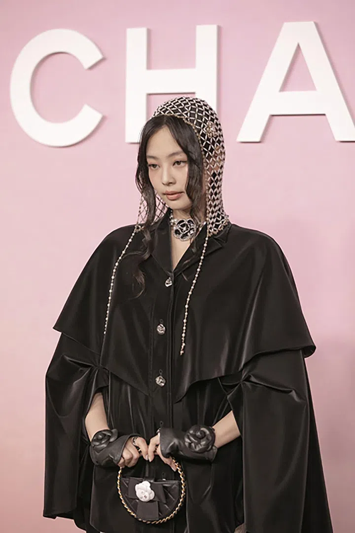 Jennie率先穿上2023年秋冬新装出席时装秀