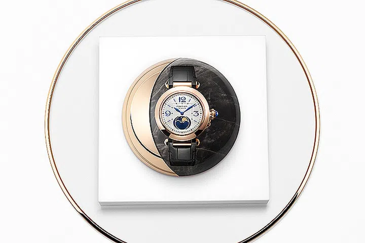 CARTIER Pasha de Cartier搭载自动上链机械机芯、41mm玫瑰金表壳、可替换鳄鱼皮表带月相腕表 $28,900