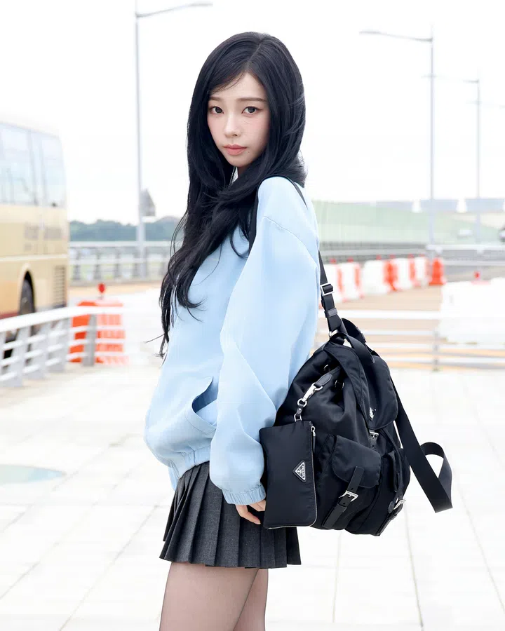 韩团aespa成员携带Prada Medium Re-Nylon backpack with pouch背包 时装周机场造型
