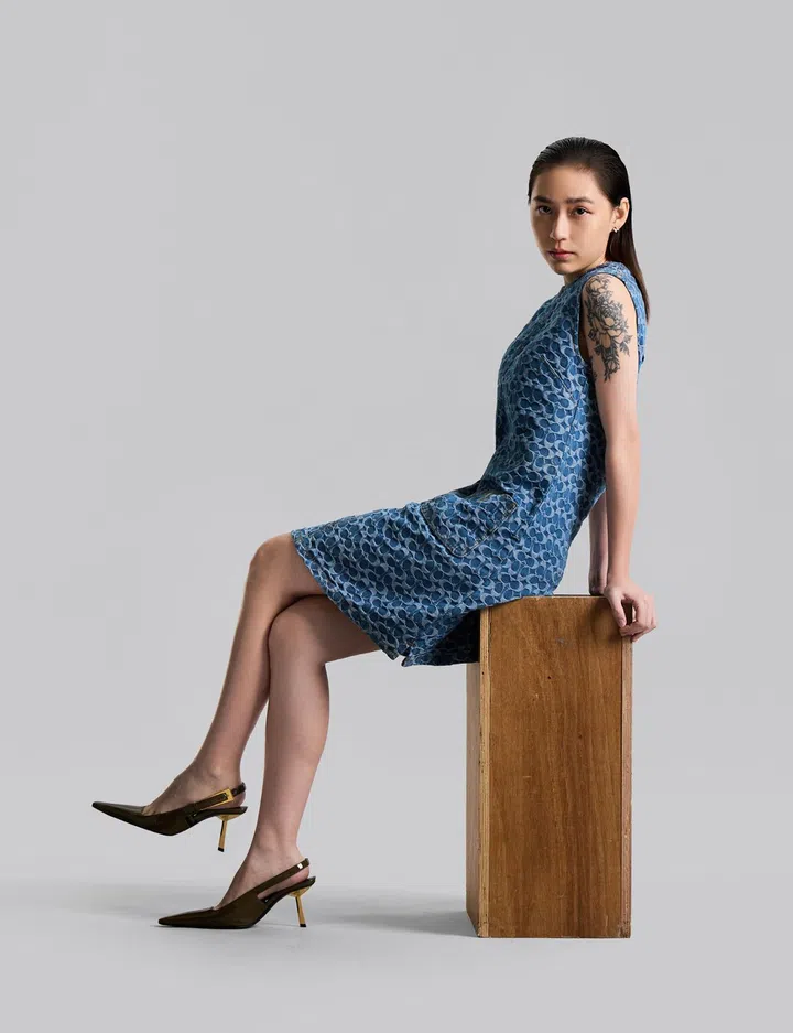 Coach 连身裙 $395、Saint Laurent by Anthony Vaccarello 露跟鞋 $1,910。（图：《女友》拍摄）