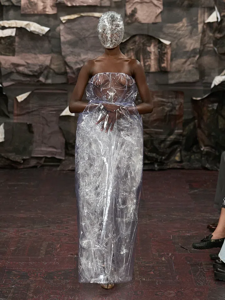 Glenn Martens设计的首个Maison Margiela 2025秋冬Artisanal高定系列