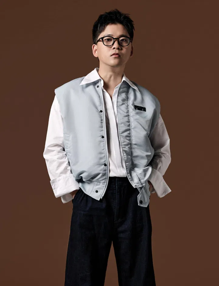 Onitsuka Tiger 上衣$460, 马甲外套$500，牛仔裤$400（图：《女友》拍摄）