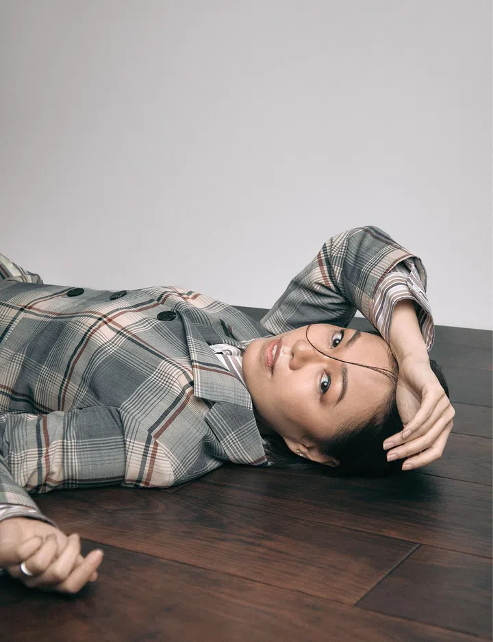 Marni 上衣 $1010，西装外套 $2550，短裙 $2040