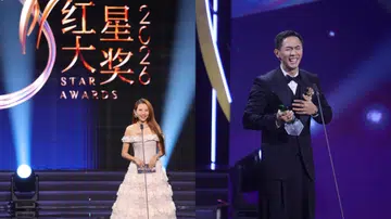 《红星大奖2026》蔡少芬为十大奖项的颁奖嘉宾，张奕恺手握奖座动情发言首次荣获，两人同场不同瞬间，一个从容一个感性，为这一晚增添温度与记忆点。
