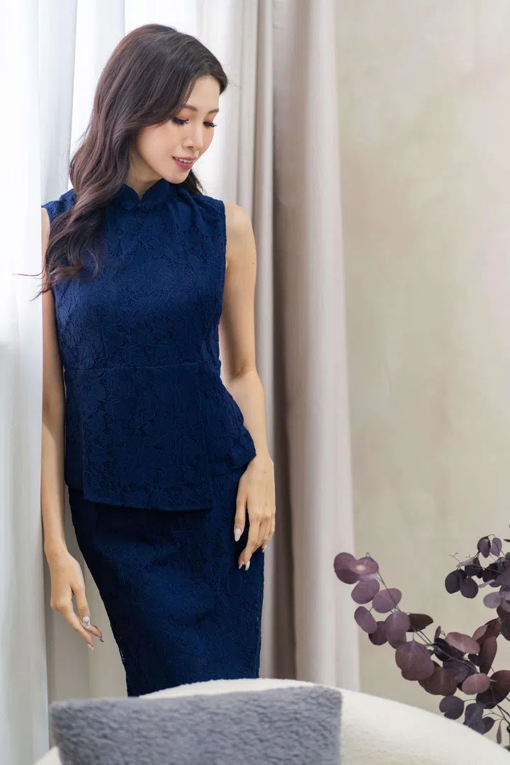 采用蕾丝面料制作、修身铅笔裙剪裁的旗袍款式，完美贴合身形，隽永不过时。