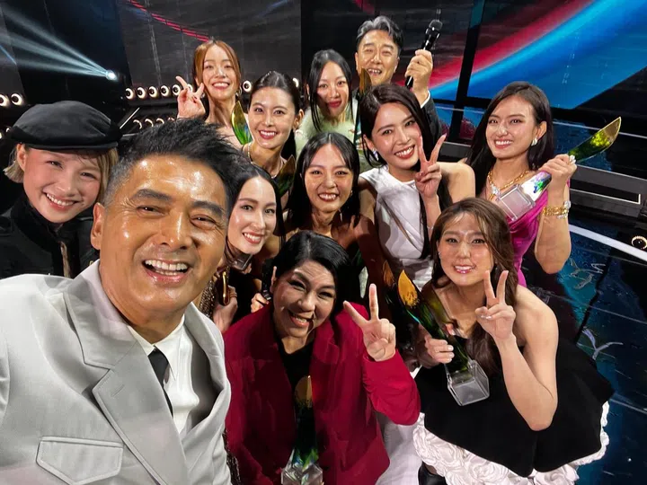 周润发与2025红星大奖十大最受欢迎女艺人合影（图：Mediacorp提供）