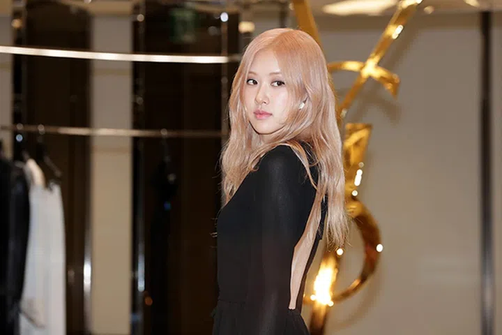 Black Pink rose The Hyundai Pop-up Store Open
