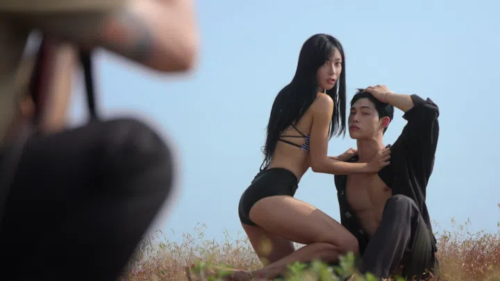 宋承一（Song Seung-il）和金珉志（Kim Min-ji）在剧中的情侣拍摄挑战