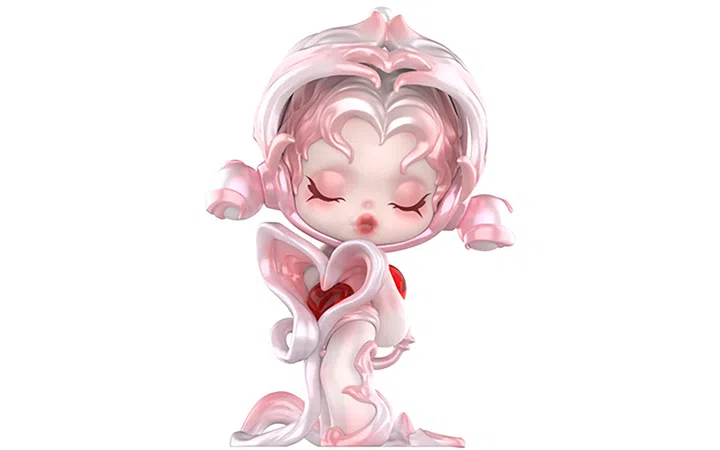 一款 POP MART Skullpanda 系列玩偶模型。角色整体以粉色与白色为主色调，头发呈现流动的卷曲造型，像花瓣般环绕脸庞。她双眼闭合，红色唇微微嘟起，似乎正在轻吻。身上包裹着宛如花瓣和丝带的粉白色雕饰，胸前镶嵌着一颗红色心形晶石，造型既冷艳又梦幻，带有超现实艺术感。角色姿态优雅，整体气质神秘而华丽，展现 Skullpanda 独特的潮流美学。POP MART SKULLPANDA声音系列中的“笃信之声”。