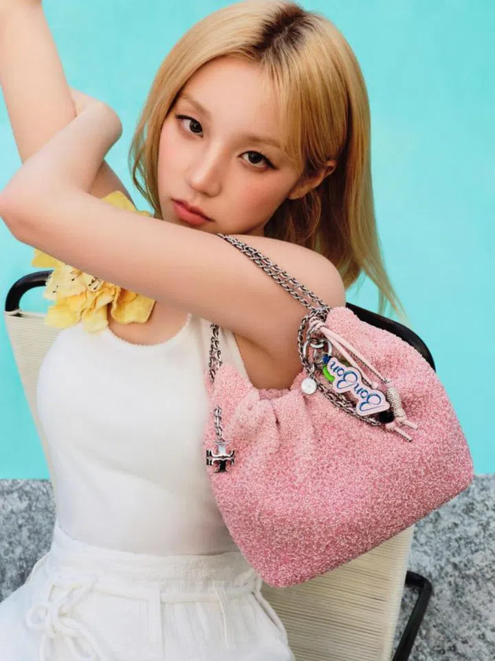 宋雨琦携带Tory Burch x BonBon Fleming迷你缀饰手袋 $1,160（图：Tory Burch）