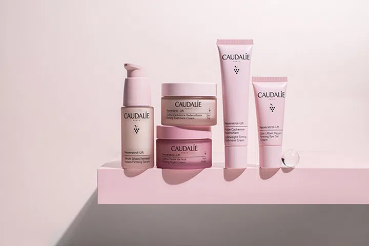 品牌与哈佛医学院合作，发现白藜芦醇与玻尿酸成分，比起视黄醇能产生加倍的胶原蛋白。经重新配方后，全新的Resveratrol Lift 护肤系列诞生了。系列能够产生多5倍的胶原蛋白和两倍的玻尿酸，保持肌肤更紧致和年轻。系列共包括Instant Firming Serum精华 ($98/30ml)、Firming Night Cream晚霜 ($84/50ml)、Lightweight Firming Cashmere Cream 乳霜($82,/40ml)、Firming Eye Gel Cream眼霜(SGD $79/15ml) 