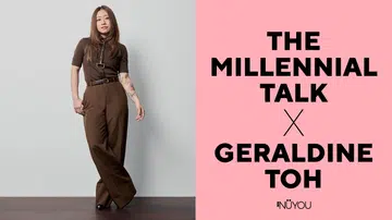 新加坡植物题材壁画家兼内容创作者 Geraldine Toh 身穿棕色上衣与阔腿裤，站在浅灰色墙前。她以壁画作品将自然元素带入城市空间，让人们在忙碌生活中也能感受大自然的宁静与疗愈。