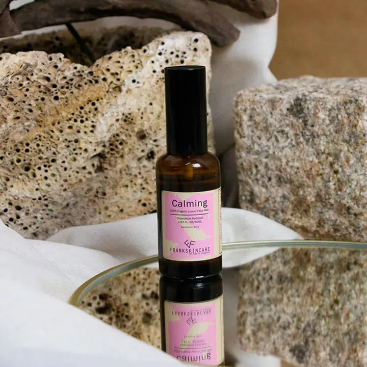 本地品牌FRANKSKINCARE采用100%的有机认证成分，确保就算是敏感性肌肤也能够安心使用。喷雾采用有机水溶胶成分，是一种具抗菌、抗炎等作用的舒缓好物，特别适合因常戴口罩而出现的敏感问题。值得一提的是，FRANKSKINCARE参与WhatsApp Business的品牌之一，顾客能够透过WhatsApp直接与品牌负责人对话，购买前能更清楚地了解品牌和产品。