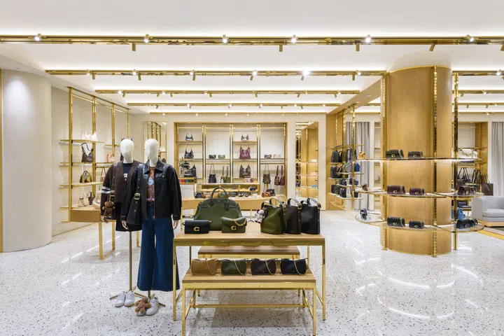 The Coach Restaurant与Coach专店仅一门之隔