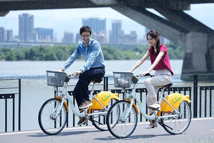 拍戏经常需要在户外日晒雨淋，柯佳嬿说防晒程序不可少！（图：Netflix提供）